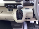 足元スッキリ、インパネシフトです。パーキングブレーキはフットブレーキタイプなので、運転席と助手席の間がスッキリしています。