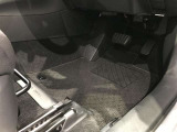 内装工程では、中古車を気持ちよくお乗りいただけるよう清掃しております。