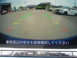 〔バックカメラ〕ギアをバックに入れると画面に自動的に後方映像が映し出され確認可能です。車庫入れなどの際に安全確認が出来て安心ですね。