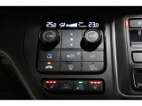 運転席と助手席の温度設定の変更が可能な左右独立タイプのデュアルエアコンです♪♪♪暑がりな人・寒がりな人も誰もが車内を快適にお過ごしいただけます♪♪♪