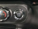 スマートキーを携帯していればキーを取り出さずにドアを施錠&解錠。クルマの始動も可能です。