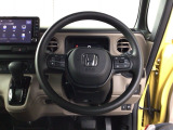 【ハンドル】運転にかかわる様々な操作を安全に行えるように視点移動が少なく操作性に配慮されたスイッチ類が凝縮されたコックピットです。