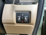 【両側パワースライドドア】です。リモコンや運転席のスイッチ操作で楽々自動開閉。