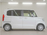 リアには左右スライドドアを採用。狭い駐車場でも開閉しやすく、強風の日でもドアが煽られにくくなっております。小さなお子さまやご年配の方も安心して乗り降りできます。