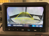 リバースギアに入れるだけで後方の表示へ切り替わります。夜間や雨の日の駐車も楽になりますよ。