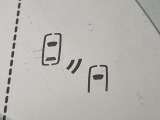 【ブラインドスポットモニター】走行中、ドアミラーの死角になりやすい箇所に後続車が接近するとサイドミラーのレンズに警告を表示!ドライバーに注意喚起をしてくれます。