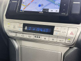 【オートエアコン】「AUTO」スイッチを押すだけで、冷暖房の切り替えや風量、吹き出し口の調整などを自動で行います。