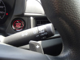 オートヘッドライト標準装備です。車外の明るさに応じて自動的にヘッドライトの点灯・消灯をしてくれます。トンネルの出入り口などで活躍してくれます。