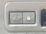 【パワーバックドア】スマートキーや運転席のボタンを押すだけでリアゲートが自動で開閉します!荷物を持っている時や、高い位置にあるバックドアを閉める際に便利な機能です♪