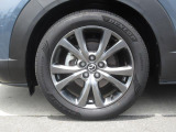18インチ純正アルミホイールを装備。タイヤサイズは215/55R18となります。