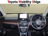 すっきりとしたデザインで上品な色使いの運転席周りですね。居心地の良い運転席、長く座ってられるリラックスできるデザインがいいですね。