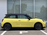 オリジナルサービスもついたMINI自動車保険も取り扱っております。MINI自動車保険にご加入いただくと、万一のトラブルを24時間365日サポートするエマージェンシー・サービスの〈プレミアム〉をご利用いただけます。