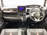 ドライバーを包み込むように、ディスプレーやスイッチ、コンソールを配置。座った瞬間から運転への期待が!空間そのものの心地よさにこだわっています。
