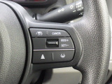 Hondaセンシングの機能のひとつ、アダプティブクルーズコントロール付!アクセルから足を離しても設定したスピードと前車との車間を保ち走行してくれます!車線維持もアシスト☆高速道路で疲労軽減ですね☆