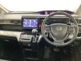 車内は光触媒抗菌消臭施工済です。インパネ周りはスタイリッシュなデザインで機能や装備も充実しています。グローブボックスやカップホルダーのほかにトレーなどたくさんの収納スペースが付いています。
