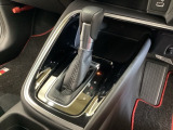 「e:HEV」は、モーター走行を中心にしながら電気エネルギーやエンジン動力を最も効率よく使い分けることができる賢いハイブリッドシステムです。サイドブレーキはスイッチ操作の電子制御パーキングブレーキです