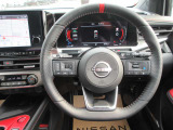 NISMO専用本革巻ステアリング( レッドセンターマーク、レッドステッチ、 ガンメタクローム加飾付)(4WD)
