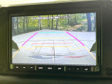 【バックカメラ】駐車時に後方がリアルタイム映像で確認できます。大型商業施設や立体駐車場での駐車時や、夜間のバック時に大活躍!運転スキルに関わらず、今や必須となった装備のひとつです!