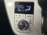 【オートエアコン】一度お好みの温度に設定すれば、車内の温度を検知し風量や温度を自動で調整。暑い&hellip;寒い&hellip;と何度もスイッチ操作をする必要はありません。快適な車内空間には必須の機能ですね♪