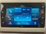 【ディスプレイオーディオ】 ラジオの視聴やBluetooth接続による音楽鑑賞やハンズフリー通話、バックアイカメラ表示などの多彩な機能が利用できます。