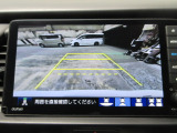 バックカメラの画像です。ガイドラインがスムースな車庫入れをサポートいたします。車庫入れの安心感がアップしますね。