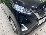 【LEDヘッドライト】悪天候や夜間走行時も良好な視界を確保し安心して運転できる高輝度LEDヘッドライトを装備!点灯速度が早く、消費電力も抑えられています。