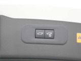 電動で開閉するパワーバックドア装備しています