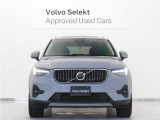 ボルボXC40は、よりスマートに、より大胆に生まれ変わりました。刷新されたフロントフェイス、先鋭的な躍動感を感じさせるスタイリング。SUVの姿を体現するプロポーションは力強さに溢れた佇まいを見せます。