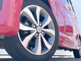 【純正15インチアルミホイール】外観にマッチした純正アルミホイールを装着しております。各種社外アルミホイールや、スタッドレスタイヤも取扱いしております。是非ご相談ください♪