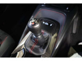 車を操る愉しさをダイレクトに感じられる6速iMTミッション車。キレのあるスポーティな走りを存分に楽しめます。iMTを押しておくと変速ショックを軽減し、スムーズな変速をアシストしてくれます。