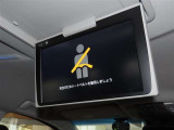 【後席モニター装備】大画面モニターで後席でもエンタメをお楽しみいただけます。小さなお子様にも大人気の装備です♪