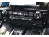 フルオートエアコンが装備されています!お好みの温度設定をするだけでエアコンの風量やモードの切り替えを自動でコントロールしてくれます!ユーザーの操作が少なく燃費走行にもつながります!
