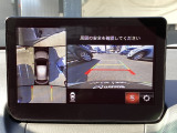 狭い場所での駐車やすれ違いなどでより的確な運転操作に役立つ360&deg;ビューモニターが装備されています。