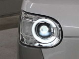 LEDヘッドライトには、ハイビームで走行中に先行車や対向車を検知した時、部分的に遮光し、先行車や対向車に配慮しながら高い視認性を確保できるADB(アダプティブドライビングビーム)が採用されています。