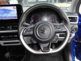 ステアリングハンドルです。オーディオコントロールスイッチが付いて運転中でも手元でオーディオの操作が出来て便利ですよ。