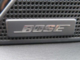 BOSEサウンドシステムを搭載。「良い音を出す」ではなく、その車種のごとに特徴を計算(車種専用設計)し、「反響音」を作り出すことによってどの座席でも自分中心で音が聴こえ、「心地よい空間」を作り出します。