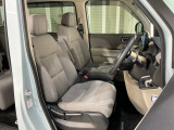 乗降がしやすい運転席。高さが調節できて小柄な方でも運転しやすいポジションをとることができます。