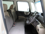 フロントベンチシートだから運転席助手席足元もゆったり広々快適です。助手席への移動も楽々です。
