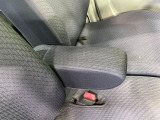【アームレスト】運転中の身体の負担を軽減してくれるアームレストを装備♪