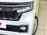 【LEDヘッドライト】悪天候や夜間走行時も良好な視界を確保し安心して運転できる高輝度LEDヘッドライトを装備!点灯速度が早く、消費電力も抑えられています。