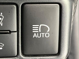 【アダプティブハイビーム】遠くまで明るく照らすハイビームを先行車や対向車に照射しない様、自動で調整!毎回手動で切り替える必要がなく、夜間走行時のストレスも軽減。安全性向上にも寄与します。