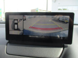 見えない部分の危険察知をサポートする360&deg;ビューモニター+フロントパーキングセンサーです。車両の前後左右にある4つのカメラを活用し、センターディスプレイの表示や各種警報音で定速走行時や駐車時に車両周