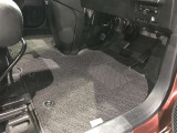 【まるクリ】内装工程では、中古車を気持ちよくお乗りいただけるよう清掃しております。シートの洗浄はもちろん、ニオイの元となるフロアカーペットまで洗浄・消臭を実施。