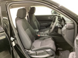 女性でも運転がしやすいように、シートの高さ調整機能(シートリフター)がついています。広い足元にゆったり座れるシートには肘掛も装備しており長距離の運転でも疲れにくいシートです。