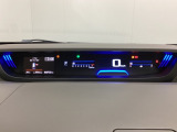 デジタル表示のスピードメーターとタコメーターを大きく配した見やすいメーター部になっています。左側のインフォメーション画面でオドメーターや燃費などの情報を確認できます。