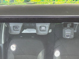 【スズキ デュアルカメラブレーキサポート】走行中に前方の車両等を認識し、衝突しそうな時は警報とブレーキで衝突回避と被害軽減をアシスト。より安全にドライブをお楽しみいただけます。
