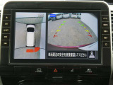 全周囲カメラで、クルマを上空から見下ろしているかのような映像を映し出します。周囲の状況がひと目でわかります!