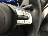 ステアリングスイッチ付きで、運転中に視線を前に向けたまま操作できます。