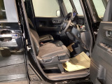 ベンチシートは、運転席と助手席の移動もスムーズ! 狭い駐車場での乗り降りや、お子様の乗り降りにも便利です。