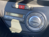 【オートエアコン】一度お好みの温度に設定すれば、車内の温度を検知し風量や温度を自動で調整。暑い&hellip;寒い&hellip;と何度もスイッチ操作をする必要はありません。快適な車内空間には必須の機能ですね♪